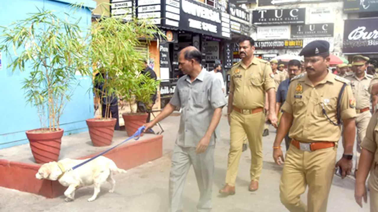 Noida School Bomb Threat: नोएडा के करीब एक दर्जन स्कूलों को मिली बम की धमकी से मचा हड़कंप, पुलिस जांच में जुटी