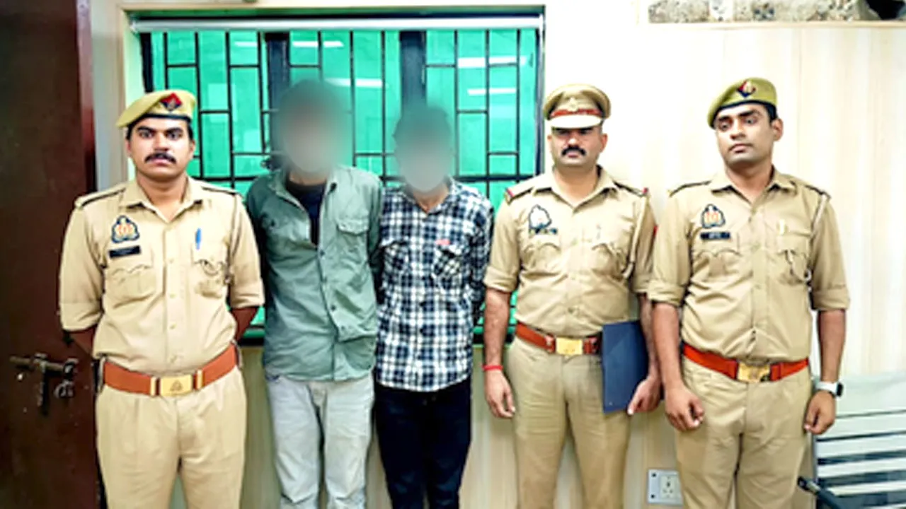 मोबाइल स्नैचिंग करने वाले दो शातिर बदमाश गिरफ्तार, 17 मोबाइल और चोरी की बाइक बरामद