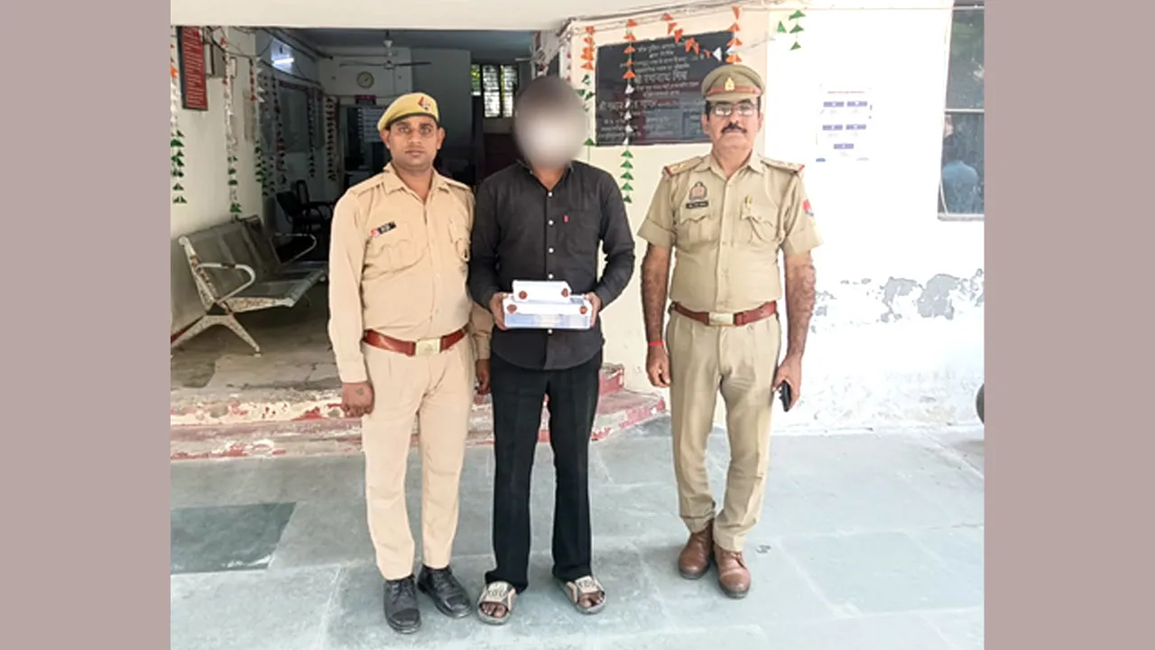 Noida Theft News: नोएडा में बंद मकानों में चोरी करने वाला डिलीवरी बॉय गिरफ्तार, दो लाख रुपए नकद और आभूषण बरामद