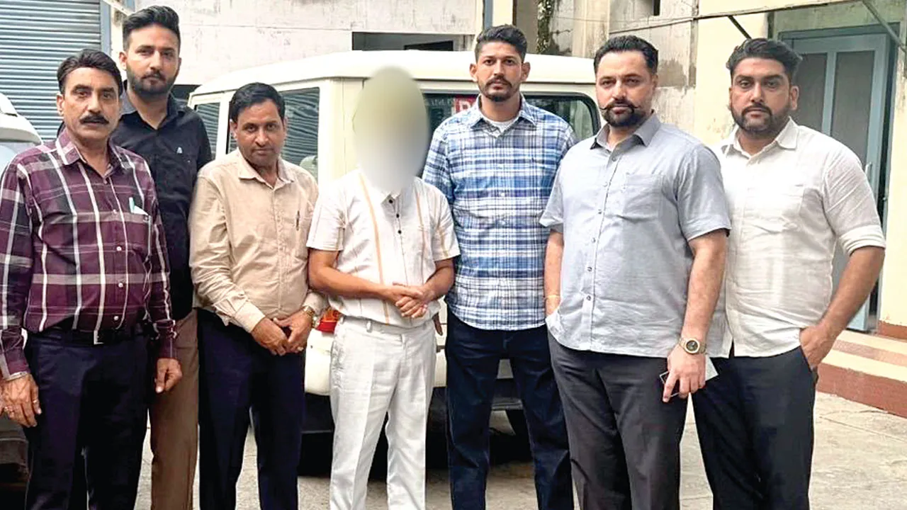 Bribe: 50 हजार रुपये रिश्वत लेते एसडीओ को विजिलेंस ब्यूरो ने रंगे हाथों पकड़ा