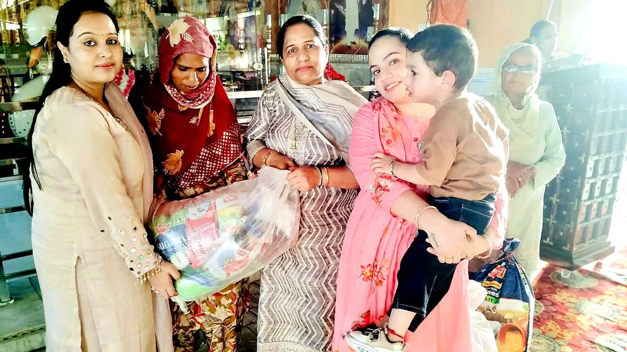 बरसी पर आडंबर नहीं, सेवा को बनाया यादगार: पांच जरूरतमंद परिवारों को बांटा राशन