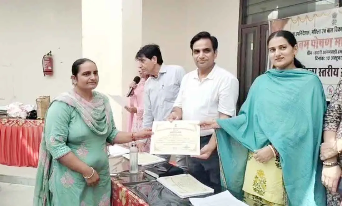 Hanumangarh Poshan Maah: कार्यकर्ताओं, सहायिकाओं व महिला पर्यवेक्षकों का किया सम्मान 