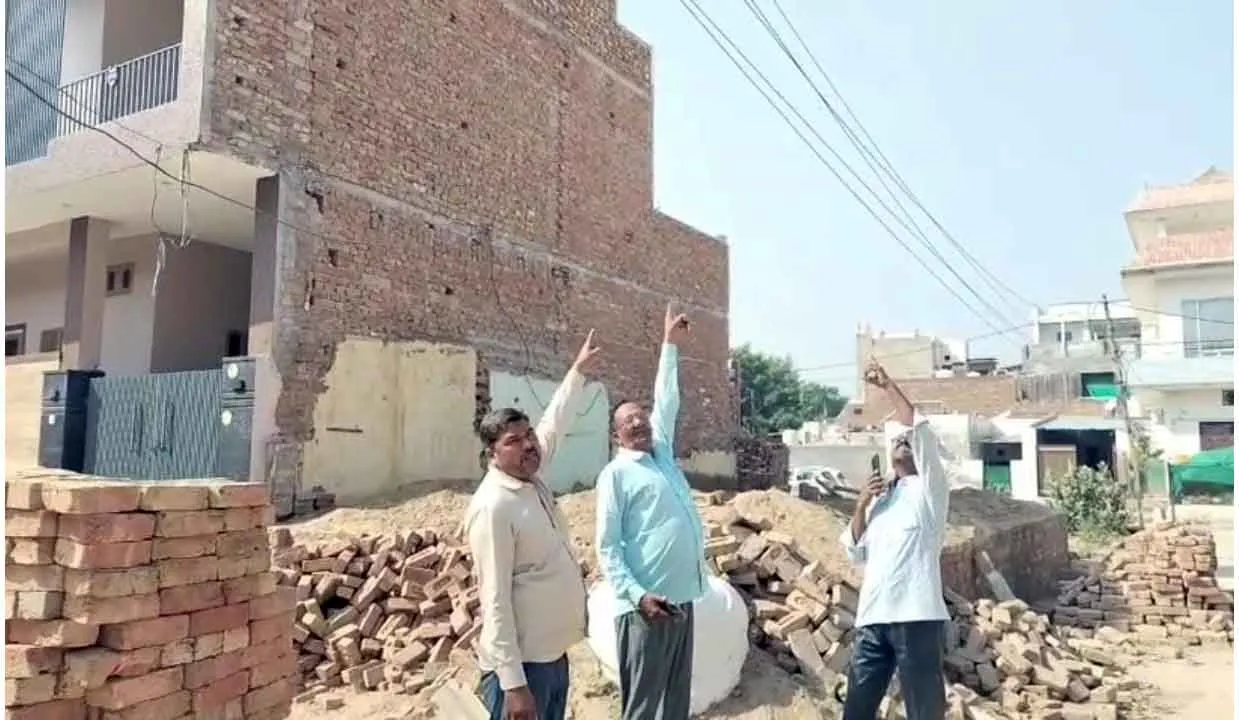 Electricity Issue: बिजली की लाइन बनी मुसीबत, 15 दिन से निर्माण कार्य बंद 