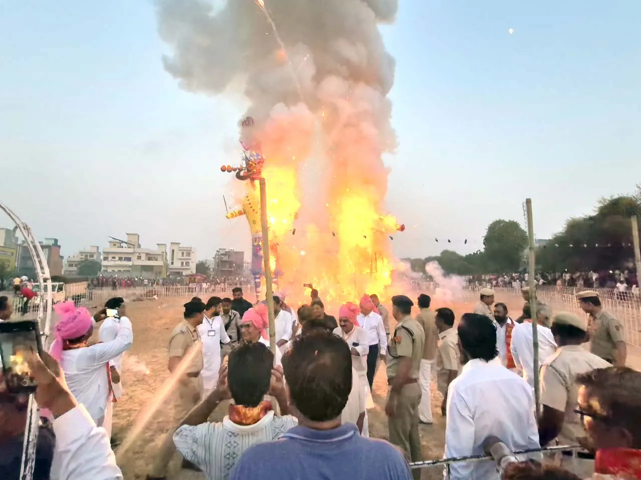 Sirsa Dussehra: 80 फीट मुंछों वाले रावण का दहन कर धूमधम से मनाया गया बुराई पर अच्छाई का प्रतीक दशहरा