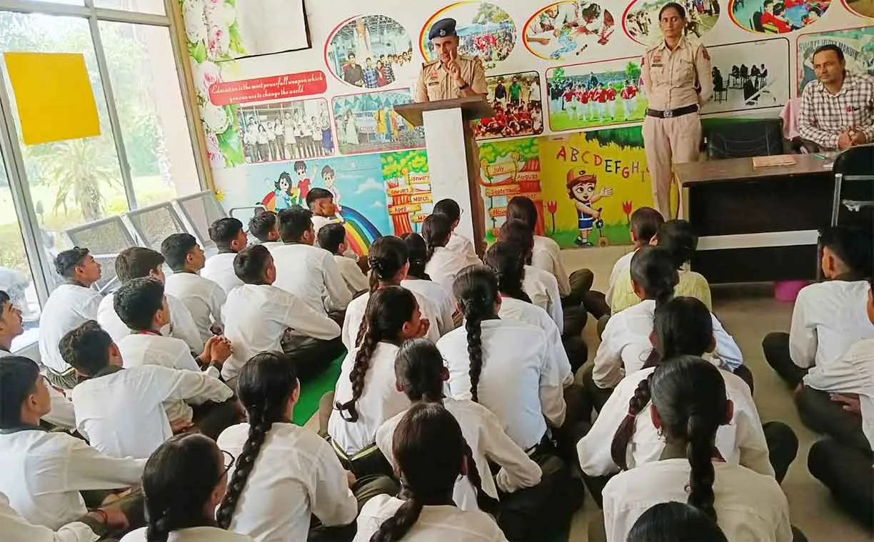Road Safety Awareness: सरस्वती विद्या मंदिर में विद्यार्थियों को यातायात नियमों और साइबर अपराधों के प्रति किया जागरूक