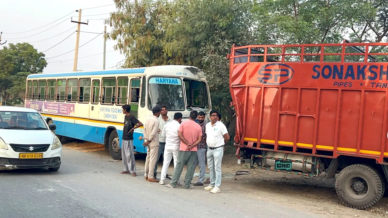 Roadways Bus Accident: हांसी-भिवानी रोड पर कैंटर से टकराई रोडवेज बस, कंडक्टर समेत 4 घायल