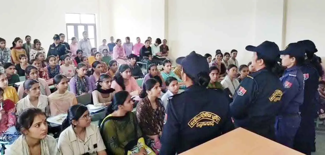 Self-defense techniques: कालिका पेट्रोलिंग यूनिट ने छात्राओं को सिखाए आत्मरक्षा के गुर 