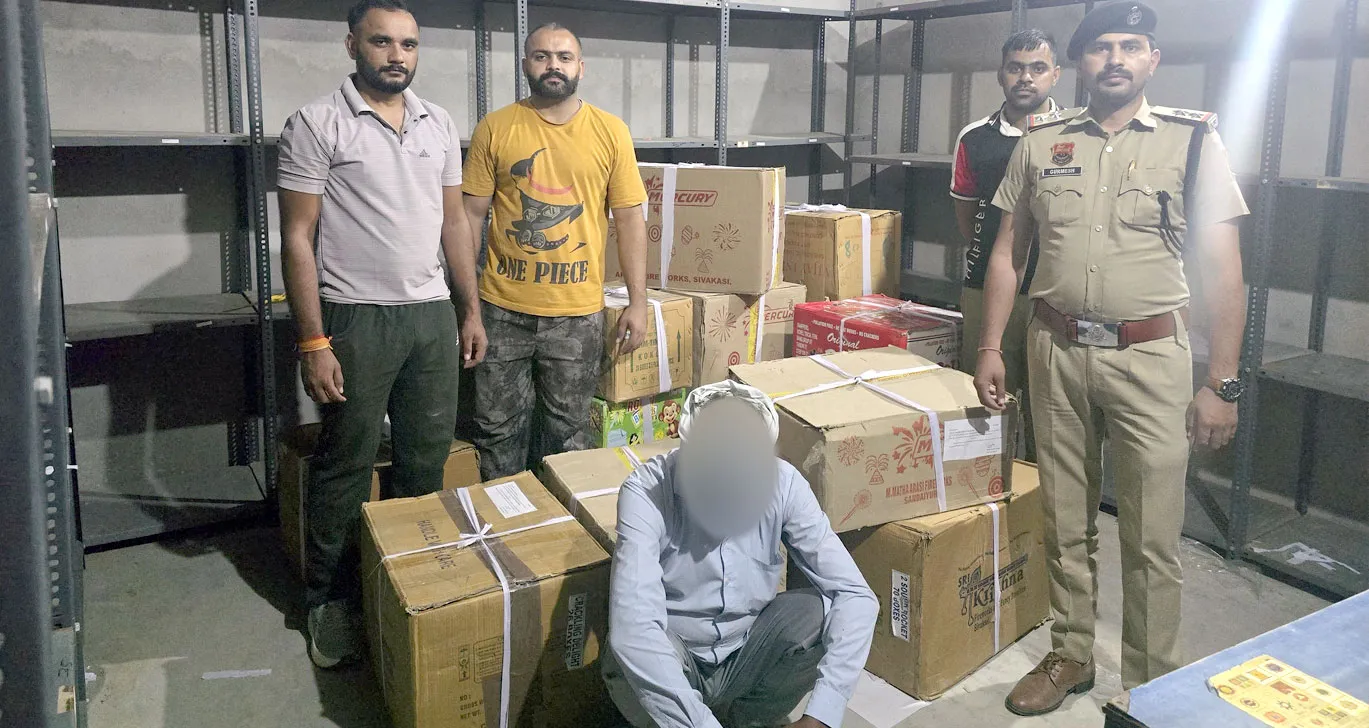सरसा में अवैध पटाखा गोदाम पर पुलिस की छापेमारी, 17 कार्टून पटाखे जब्त; मालिक गिरफ्तार