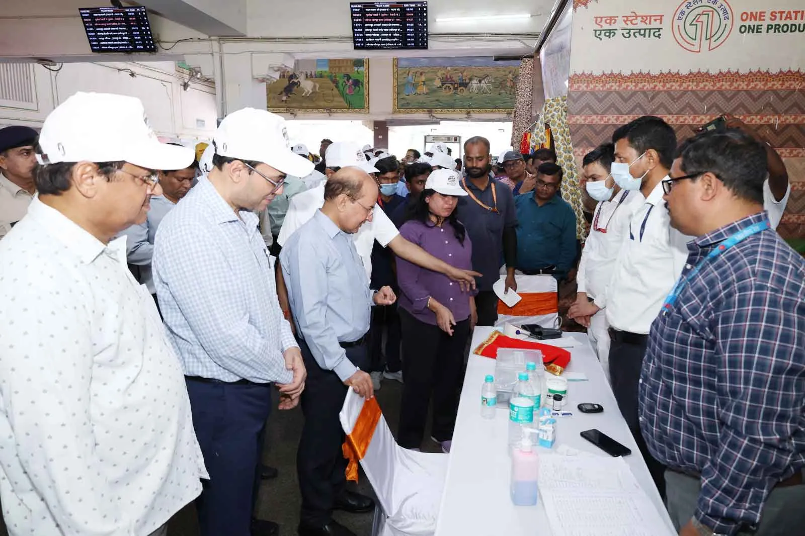 Rajasthan Railway News: स्वच्छता पखवाड़ा में रेलवे स्टेशन पर श्रमदान कर अधिकारियों ने दिया स्वच्छता का संदेश