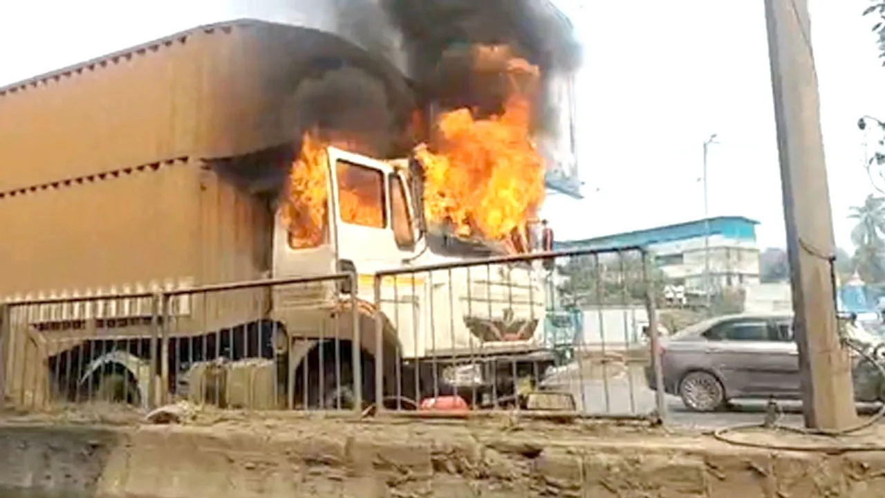 Thane Container Fire: ठाणे के घोड़बंदर रोड पर चलते कंटेनर में लगी आग