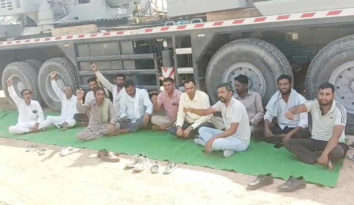 Tibbi 34 RD Bridge: टिब्बी का 34 आरडी पुल चार माह से अधूरा, डबली कलां के ग्रामीणों ने शुरू किया धरना 