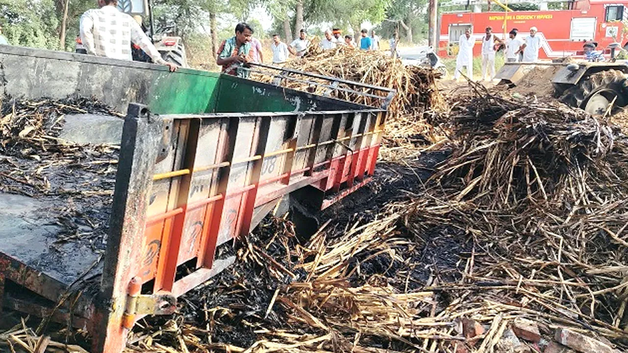 शॉर्ट सर्किट से ट्रैक्टर-ट्रॉली में लगी आग, नया ट्रैक्टर और चारा जलकर राख