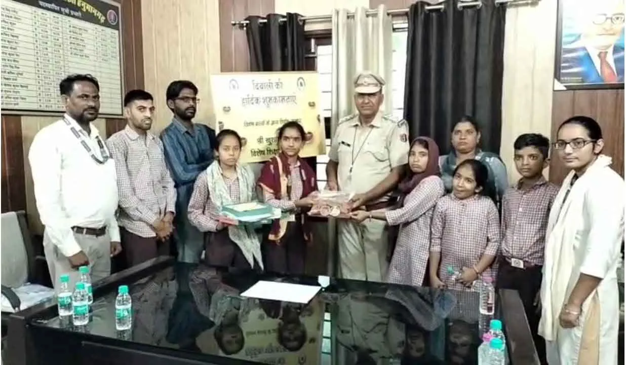 विशेष बच्चों ने यातायात शाखा प्रभारी को भेंट किए हस्तनिर्मित दीपक 
