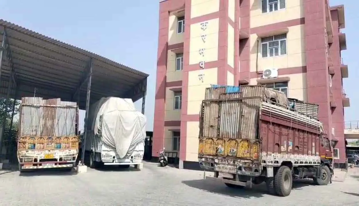 Tax Department Raid: दीपावली से पहले कर विभाग की सख्ती, चार गाड़ियां डिटेन 