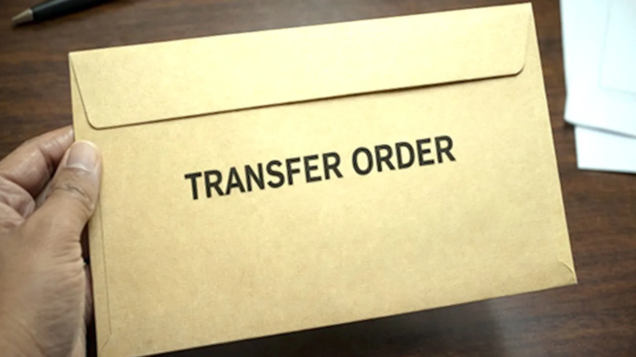 UP Transfer News: यूपी में 15 IAS अधिकारियों का तबादला, जौनपुर-मऊ के CDO समेत कई अफसरों की बदली जिम्मेदारी