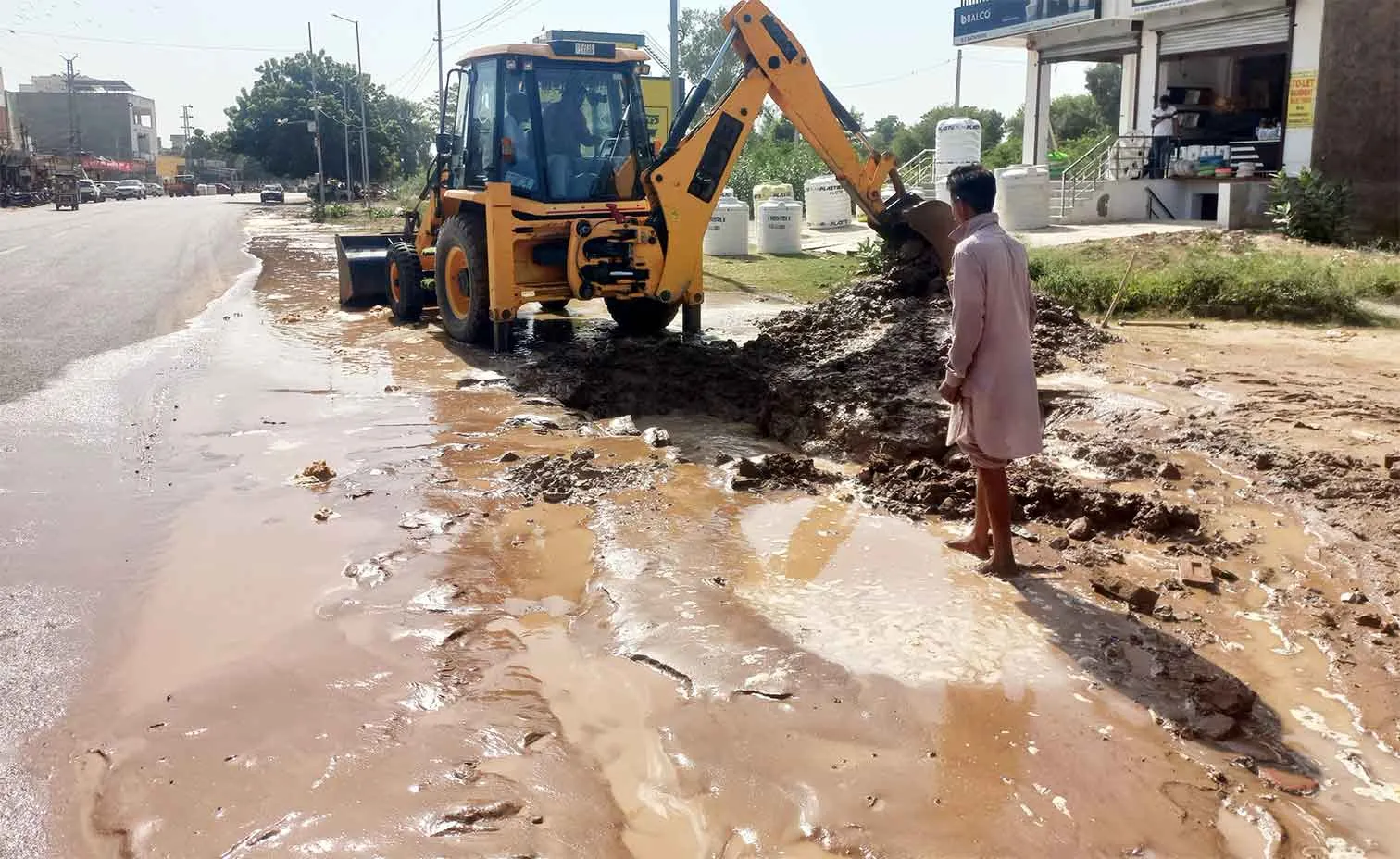 Hanumangarh Water Supply News: गैस पाइप लाइन बिछाते समय तोड़ी मुख्य पाइपलाइन, सड़क पर बहा हजारों लीटर पानी 