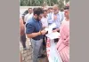 बिजली लाइन मुआवजे की मांग को लेकर ग्रामीणों का प्रदर्शन, डीसी को सौंपा ज्ञापन