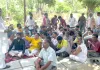 भिवानी में रेहड़ी चालक, व्यापारी व राजनीतिक नेताओं के साथ बैठे धरने पर