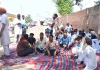 जमीन विवाद में कार्रवाई नहीं होने पर थाने के बाहर दिया धरना