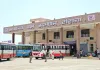 आंधी में उड़े बस स्टैंड के बोर्ड, यात्रियों की बढ़ी परेशानी