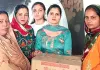 व्यासपुर के डेरा श्रद्धालु बहनों ने तीन जरूरतमंदों को बांटी राशन किट