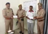 जान जोखिम में डाल कॉन्स्टेबल ने महिला की बचाई जान