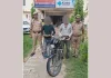 चोरी की बाइक और अवैध हथियारों के साथ दो आरोपी गिरफ्तार