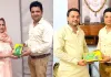 सच कहूँ के लक्की ड्रा विजेता पाठकों को वितरित किये उपहार