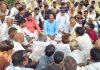 धरनारत ग्रामीणों के बीच पहुंचे निवर्तमान सांसद प्रदीप चौधरी, डीएम-एसई से की वार्ता