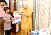 राज्यपाल आनंदीबेन पटेल ने विद्यार्थियों को बांटी स्कूल यूनिफॉर्म, नियमित उपस्थिति पर दिया जोर