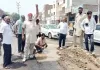 भारत माता चौक के पास पाइप लाइन लीकेज से बना गड्ढा बना हादसों का कारण 
