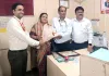 ढोल नगाड़ों के साथ बैंक अधिकारी की भव्य विदाई