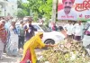 फतेहाबाद में सफाई कर्मचारियों की हड़ताल: भाजपा व कांग्रेस नेताओं के दफ्तरों के बाहर सड़क पर पलटी कचरे से भरी ट्रॉली 