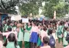प्रधानाध्यापक के तबादले के विरोध में सड़क पर उतरे छात्र, थाने पर पथराव में पुलिसकर्मी घायल