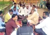 नपा ठेकेदार की हठधर्मिता से बिगड़ी बात, धरने पर बैठे श्रद्धालु