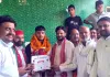 रेसलिंग चैंपियन अब्दुल समद को सपाइयों ने गांव पहुंचकर किया सम्मानित