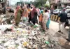 शहर हुआ कूड़ा कूड़ा, नगर पालिका ने कूड़ा उठाने की पहल तो धरने पर बैठे कर्मचारियों ने किया विरोध