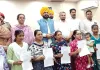 Anganwadi Helper: कैबिनेट मंत्री ने 28 नवनियुक्त आंगनवाड़ी हेल्परों को सौंपे नियुक्ति पत्र