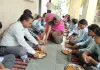बच्चों के साथ जमीन पर बैठे प्रिंसिपल, चखा पोषाहार और दूध, गुणवत्ता परखी