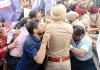 शिक्षकों ने तोड़े बैरिकेड, पुलिस से धक्का-मुक्की
