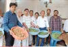 असहाय-बीमार गोवंश को खिलाया हरा चारा-गुड़ 