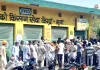 DAP Fertilizer News: डीएपी के लिए किसानों में आपाधापी, पुलिस निगरानी में बांटे टोकन