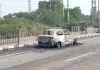 Car Fire: इंजन से धुआं उठते ही कार से कूदे चार लोग, कुछ ही सेकंड में बनी आग का गोला