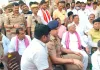 पुलिसकर्मियों पर मुकद्दमा दर्ज करने की मांग को लेकर सपाइयों ने घेरा थाना, की नारेबाजी 