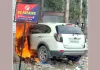 Fire: कचरे में लगी आग ने कार को लिया चपेट में, मची अफरा-तफरी
