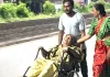 5 घंटे तक इलाज का इंतजार, मां को व्हीलचेयर पर 2 किमी धकेलकर विधायक के घर पहुंचा बेटा