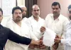 पालिका की दुकानों की बोली निष्पक्ष कराने की मांग, तहसीलदार को सौंपा पत्र