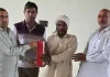 सच्ची शिक्षा लक्की ड्रा के विजेता पाठकों को भेंट किये उपहार