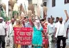 झाड़ू लेकर सड़कों पर उतरे सफाई कर्मचारी, विधायक के आवास पर किया प्रदर्शन 