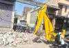 Bulldozer: पुलिस विभाग द्वारा बनाई गई दीवार को नपा ने तोड़ा